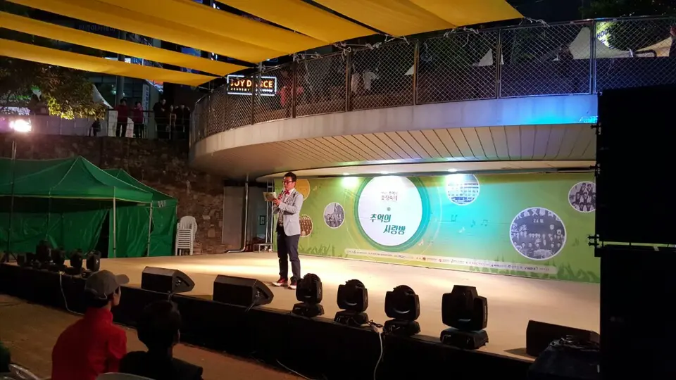 야외 원형 무대 위에서 단독으로 진행하는 MC