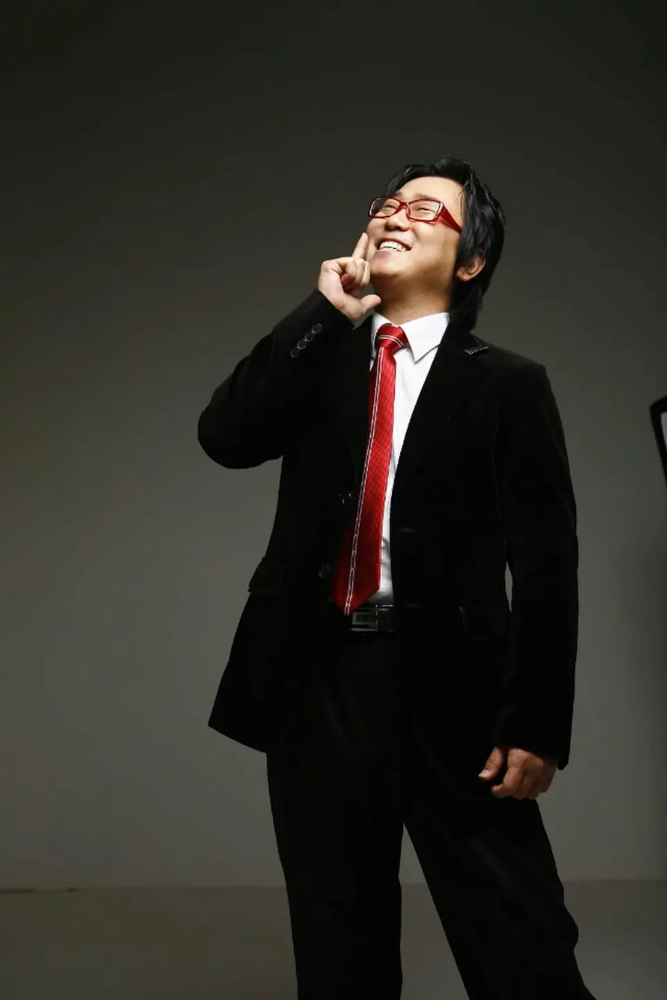 검은 정장에 붉은 넥타이를 한 MC 신용주의 스튜디오 프로필