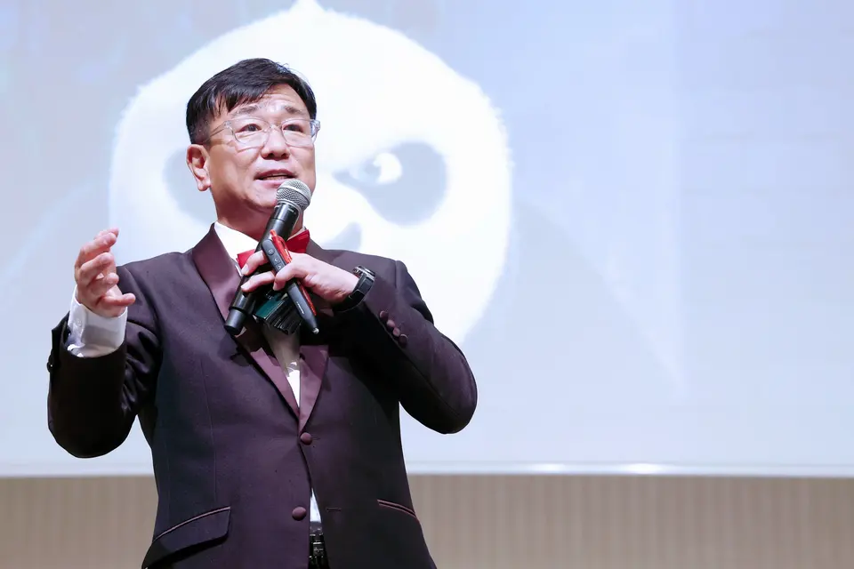 마이크를 들고 설명하는 MC 신용주