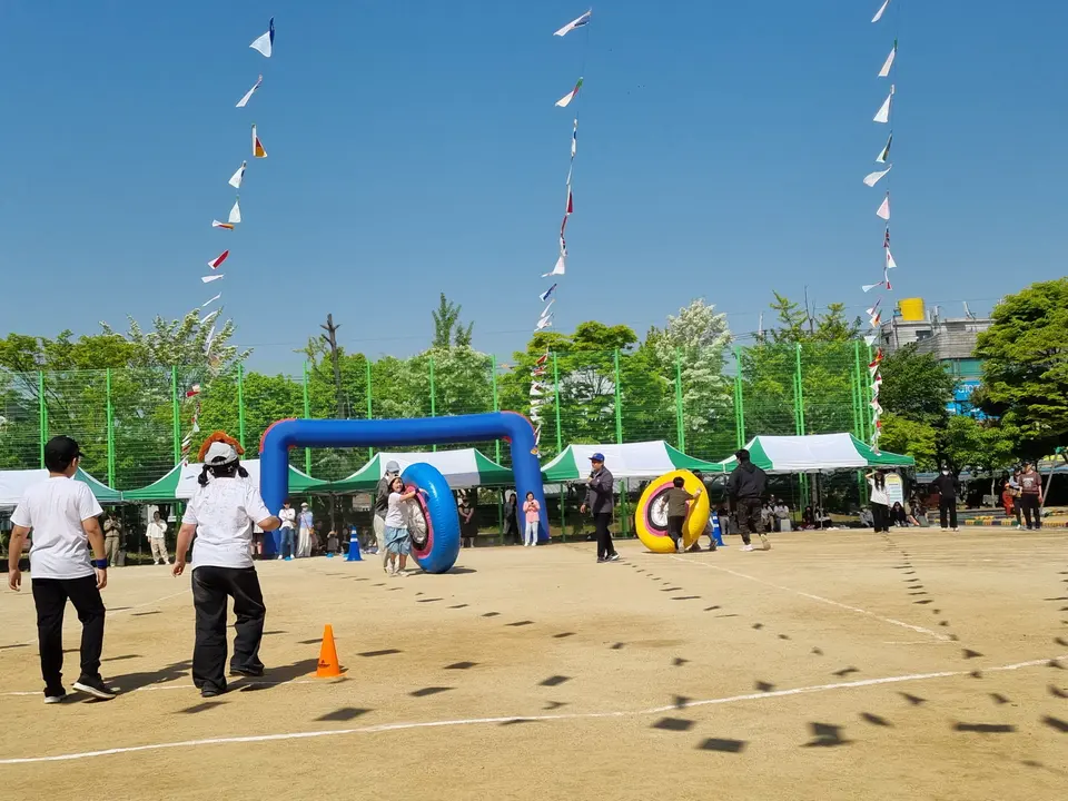 운동장에 아치와 만국기가 설치된 야외 행사장