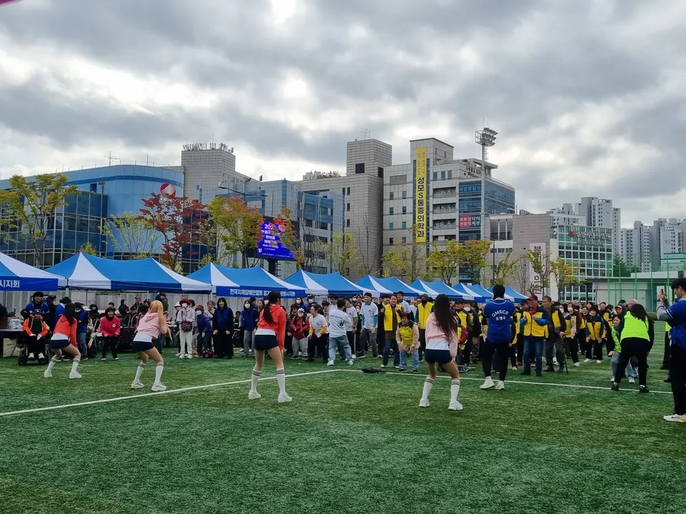 도심 운동장에서 열린 야외 행사의 공연 순서