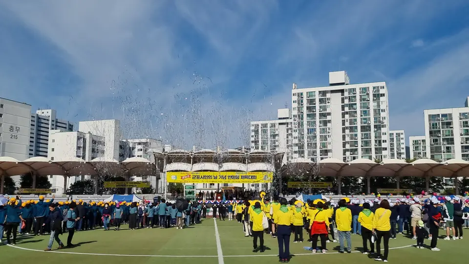 운동장 개회식 장면 원경